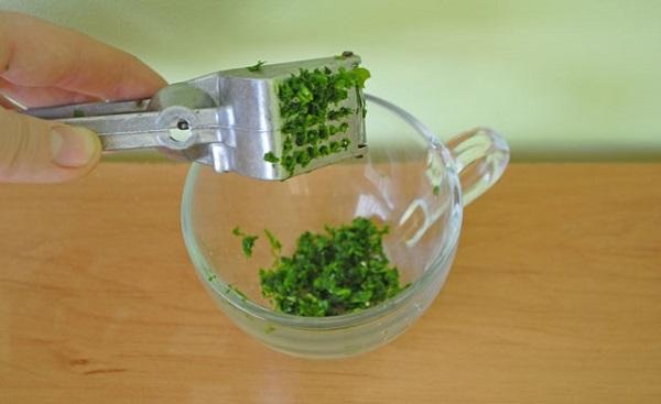 Приготовление сока из петрушки